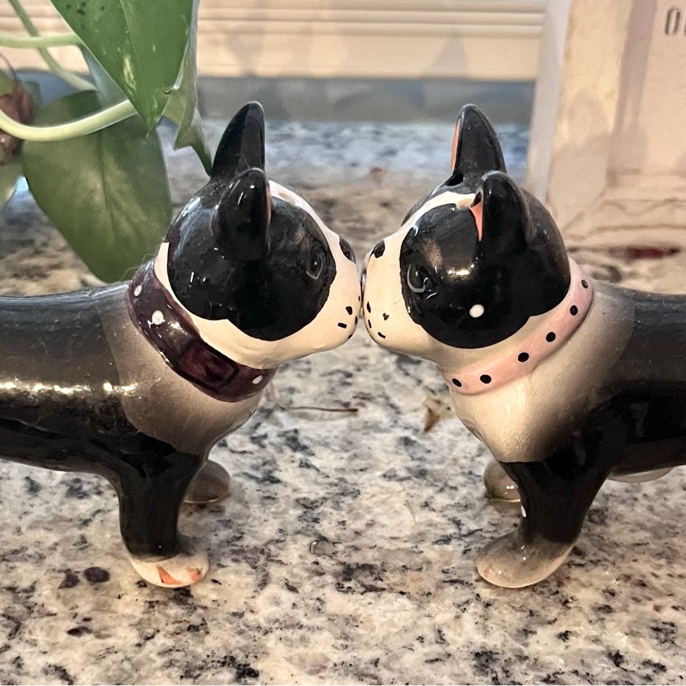 Vintage french bulldog kissing salt & pepper shakers 💜